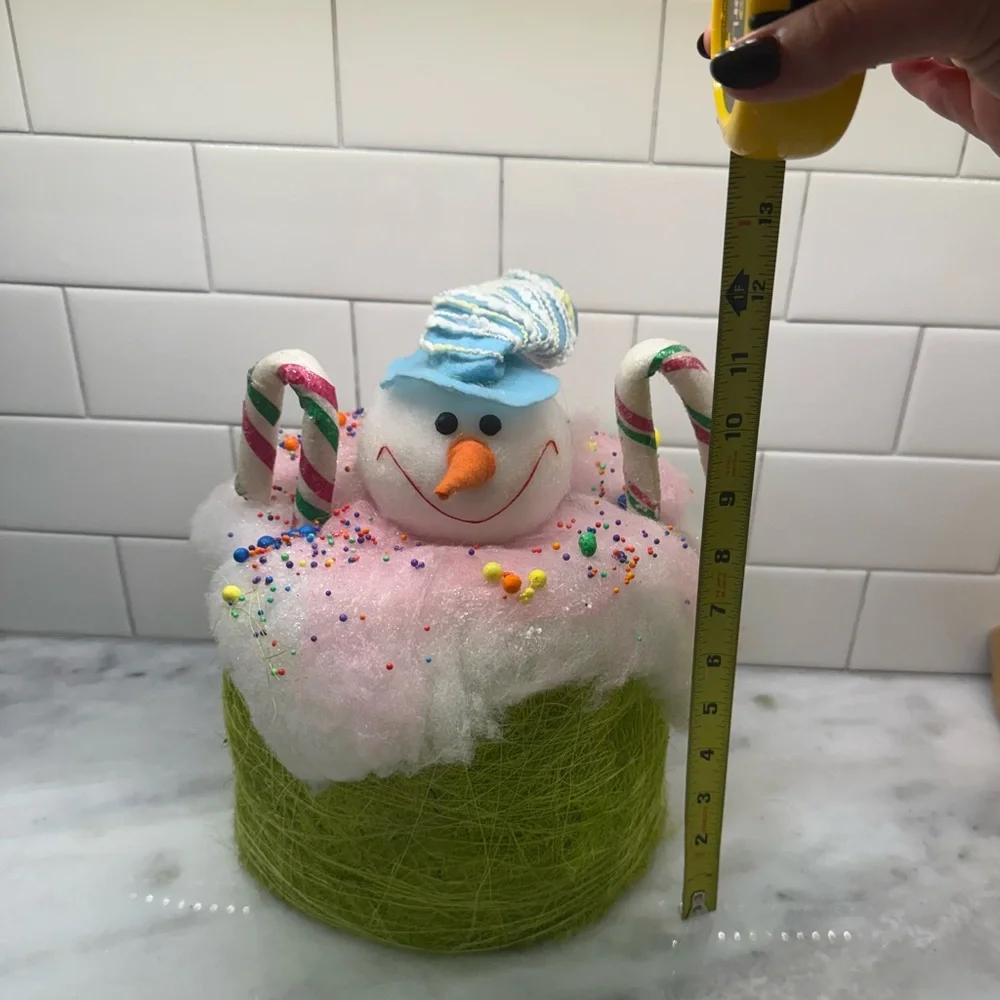 Adorable Cupcake Snowman Christmas Decor – Whimsical Holiday Display
